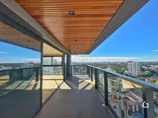 Vista panorâmica de um terraço com vista para a paisagem urbana.