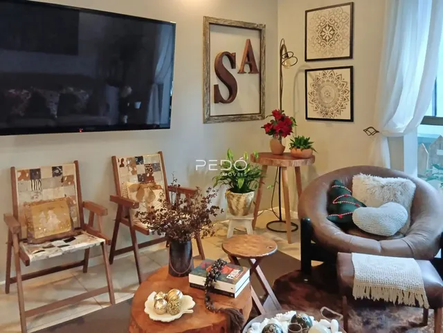 Sala de estar com decoração rústica e móveis de madeira.