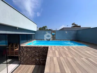 Vista externa de uma piscina e deck em Lajeado, Brasil.