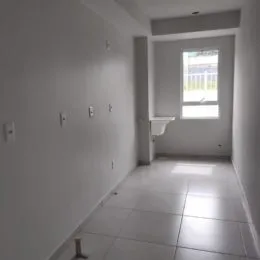 Corredor interno com paredes brancas e piso de cerâmica.