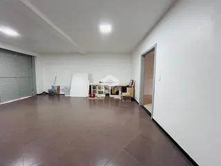 Interior de uma sala ampla em uma propriedade em Lajeado, Brasil.