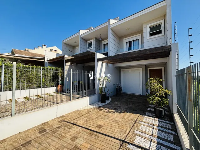 Fachada de uma casa em Lajeado, Brasil, com muro e área externa pavimentada.