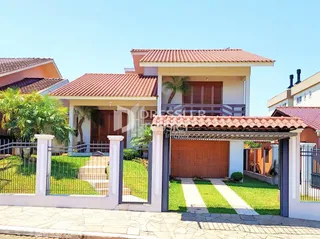 Fachada de uma residência com cerca e garagem em Lajeado, Brasil.