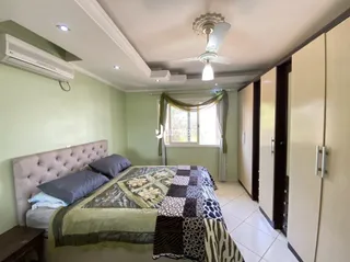 Quarto com cama e armários em um imóvel.