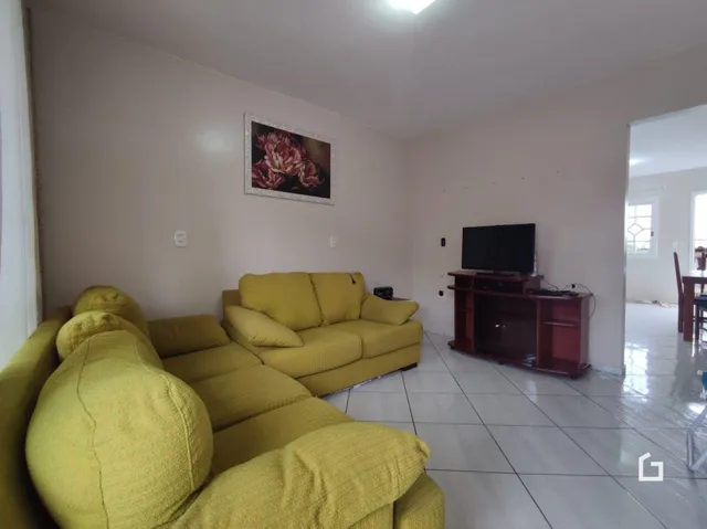 Sala de estar com sofás amarelos