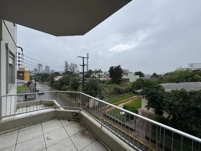Vista de um terraço com grade de segurança em Lajeado.
