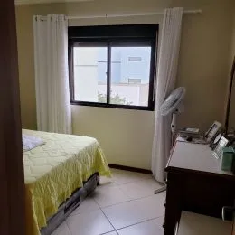 Quarto com cama e janela em um imóvel.