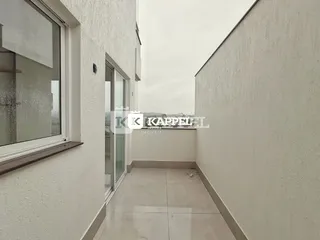Hall de entrada com piso claro e porta de vidro em um imóvel em Lajeado.