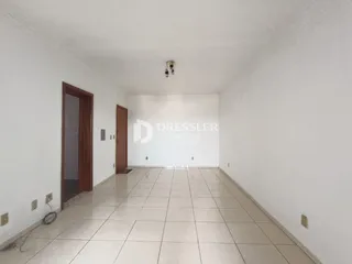 Hall de entrada com piso de cerâmica claro.