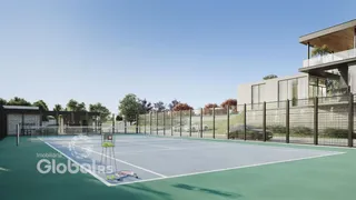 Vista externa de uma quadra esportiva ao ar livre cercada por uma cerca.
