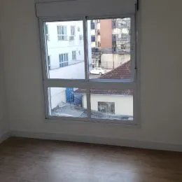 Vista da janela mostrando edifícios urbanos em Lajeado.