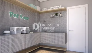 Interior de um cômodo com revestimento de azulejos e prateleiras em uma residência.