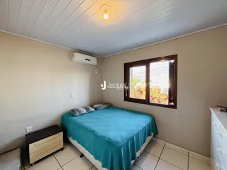 Quarto com cama e janela em um imóvel no Brasil.