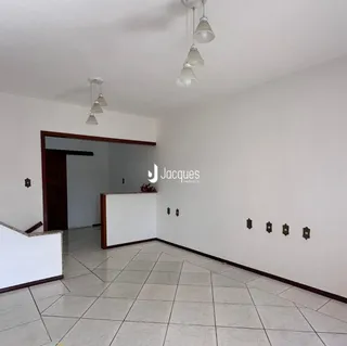 Ambiente interno com piso de cerâmica e paredes brancas.
