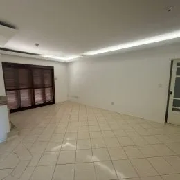 Foto interna de um ambiente com piso de cerâmica claro e teto branco.