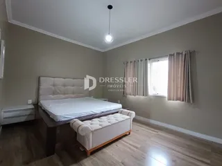 Quarto com cama e janela em um imóvel no Brasil.