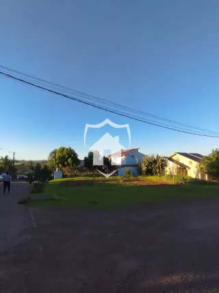 Vista externa de uma residência em Lajeado, Brasil, com jardim e rua em primeiro plano.