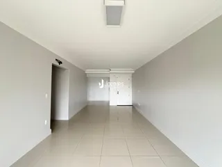 Corredor longo e claro com piso de cerâmica em uma residência.