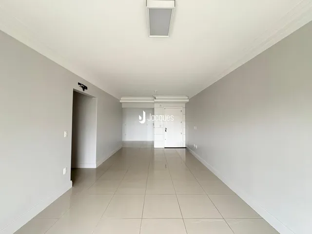 Corredor longo e claro com piso de cerâmica em uma residência.