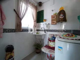 Interior de um cômodo com janela e cortinas em uma residência.