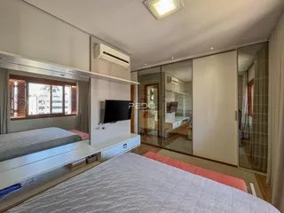 Quarto com cama e janela em um imóvel.