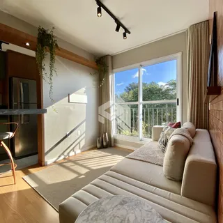 Sala de estar com grande janela e piso de madeira.