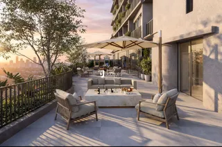 Vista de um terraço externo com mobiliário de exterior.