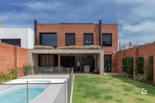 Fachada de uma residência em Lajeado com piscina e jardim.