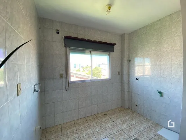 Ambiente interno de uma sala com piso de cerâmica clara.