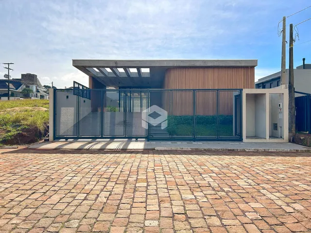 Fachada moderna de uma residência com portão de metal em Lajeado.
