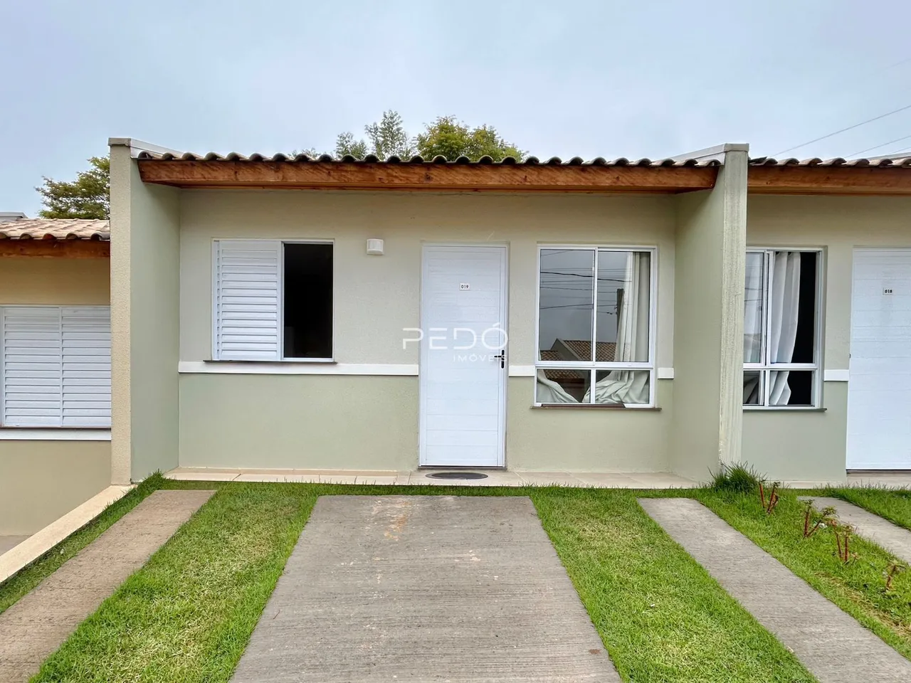 Fachada de uma casa em Lajeado, Brasil, com jardim e calçada.