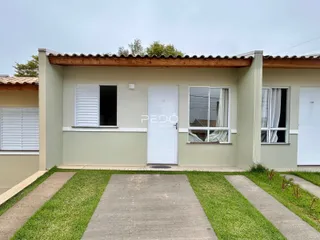 Fachada de uma casa em Lajeado, Brasil, com jardim e calçada.