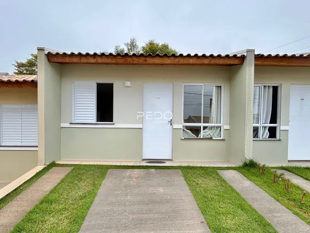 Fachada de uma casa em Lajeado, Brasil, com jardim e calçada.