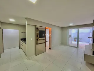 Sala de estar com piso de cerâmica e portas de acesso.