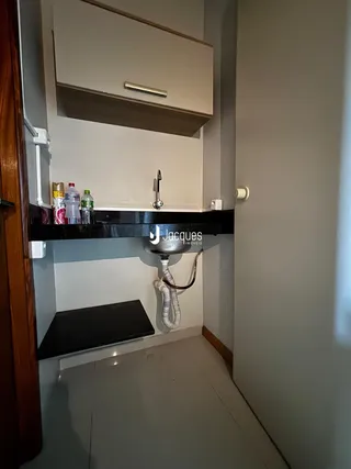 Vista de uma bancada de pia e armário em um ambiente interno.