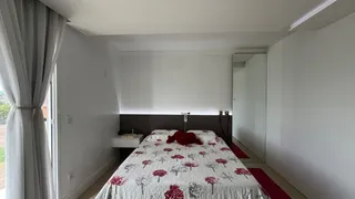 Quarto com cama e janela.