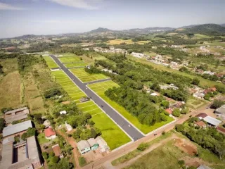 Vista aérea de um terreno com ruas e áreas verdes em Lajeado, Brasil.
