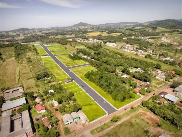 Vista aérea de um terreno com ruas e áreas verdes em Lajeado, Brasil.