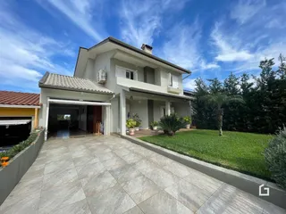Fachada de uma casa em Lajeado, Brasil, com jardim gramado.