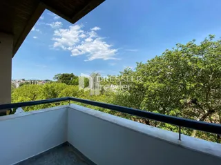 Vista de um terraço com vista para a vegetação densa.