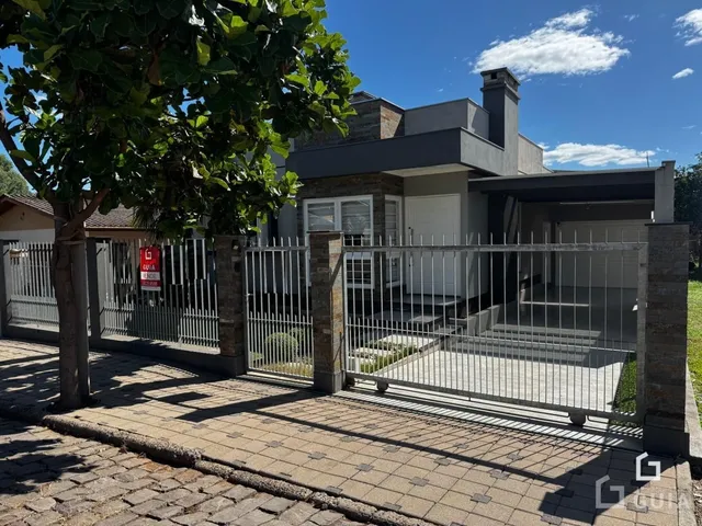 Fachada de uma residência em Lajeado, Brasil com portão de ferro.