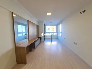 Hall de corredor interno de uma residência.