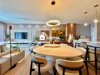 Esta é uma foto de uma sala de estar e jantar ampla com decoração moderna.