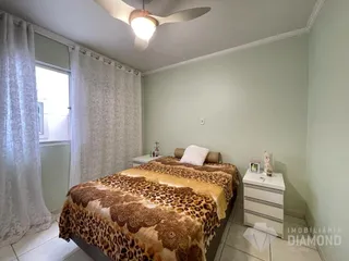 Quarto com cama e janela em sala.