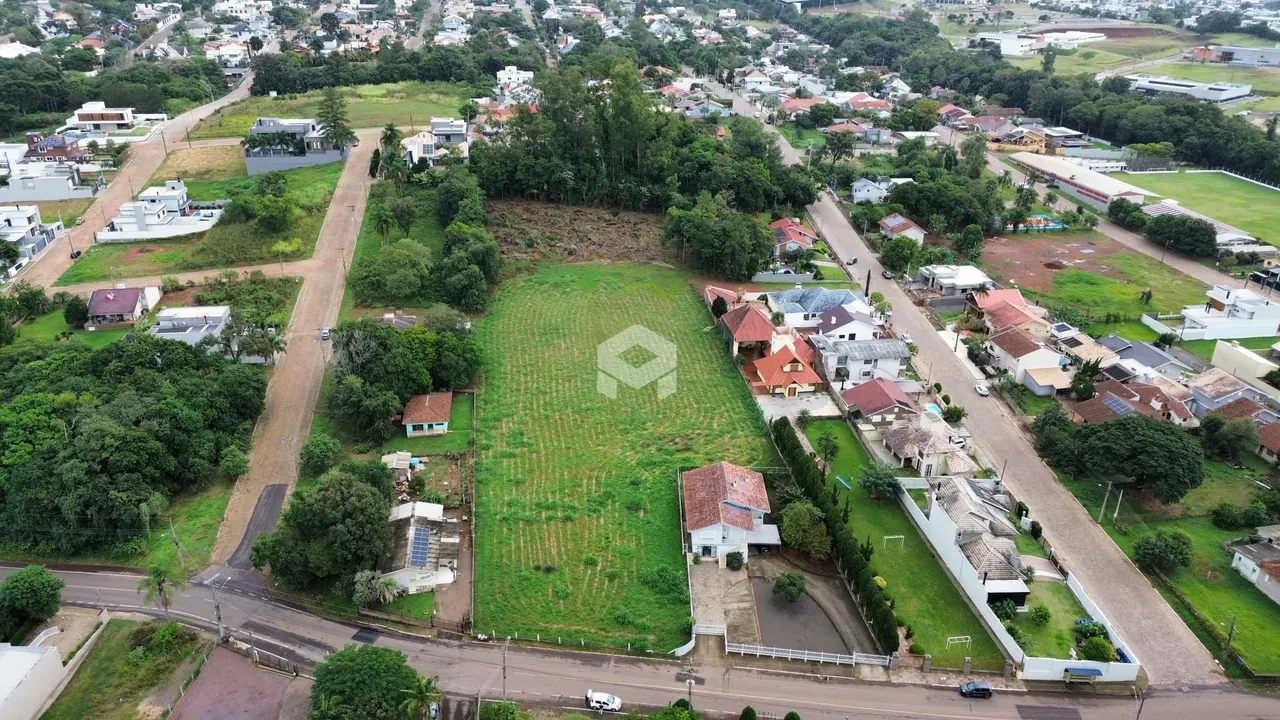 Vista aérea de uma área residencial em Lajeado, Brasil, mostrando lotes e casas.