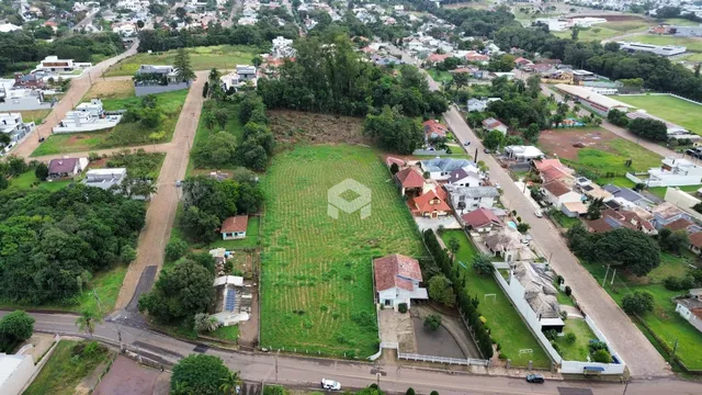 Vista aérea de uma área residencial em Lajeado, Brasil, mostrando lotes e casas.