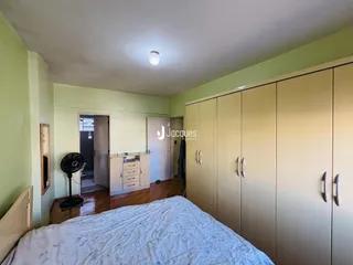 Quarto com armários embutidos e piso de madeira em Lajeado, Brasil.