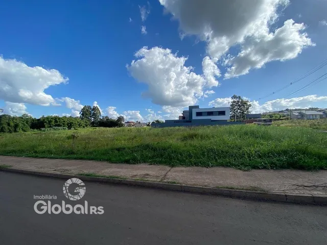 Vista externa de uma propriedade em Lajeado, Brasil, com um grande gramado à frente.