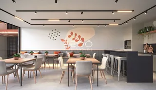 Sala de estar moderna com mesas de jantar de madeira clara.