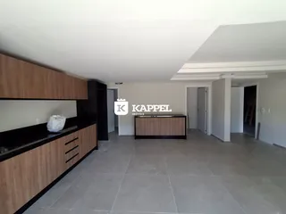 Cozinha com armários de madeira e piso de porcelanato.